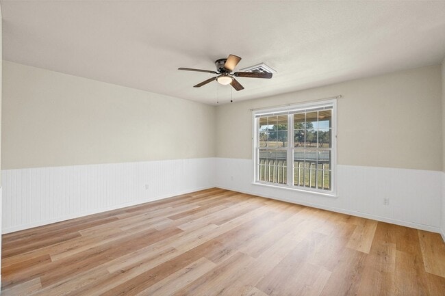 Building Photo - 201 Gail Dr