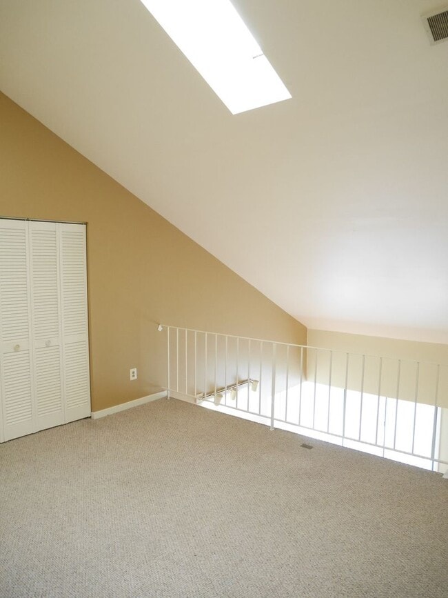 Building Photo - Beautiful 2 Bedroom Condo with a Loft- PRIME LOCATION!!