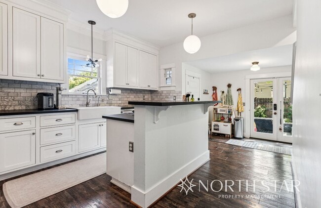 Building Photo - Beautifully Remodeled Classic Craftsman in Prime Portland Location