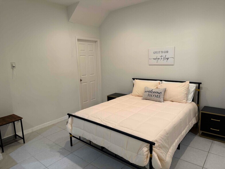 Building Photo - 4247 Gumbo Limbo Dr