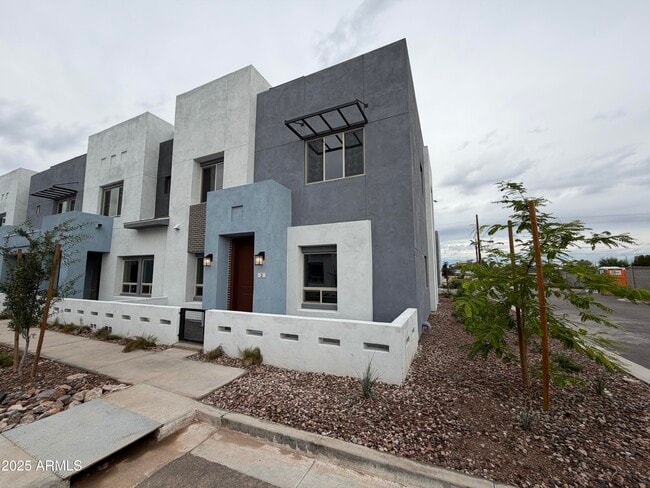 Building Photo - 733 E Commonwealth Ave