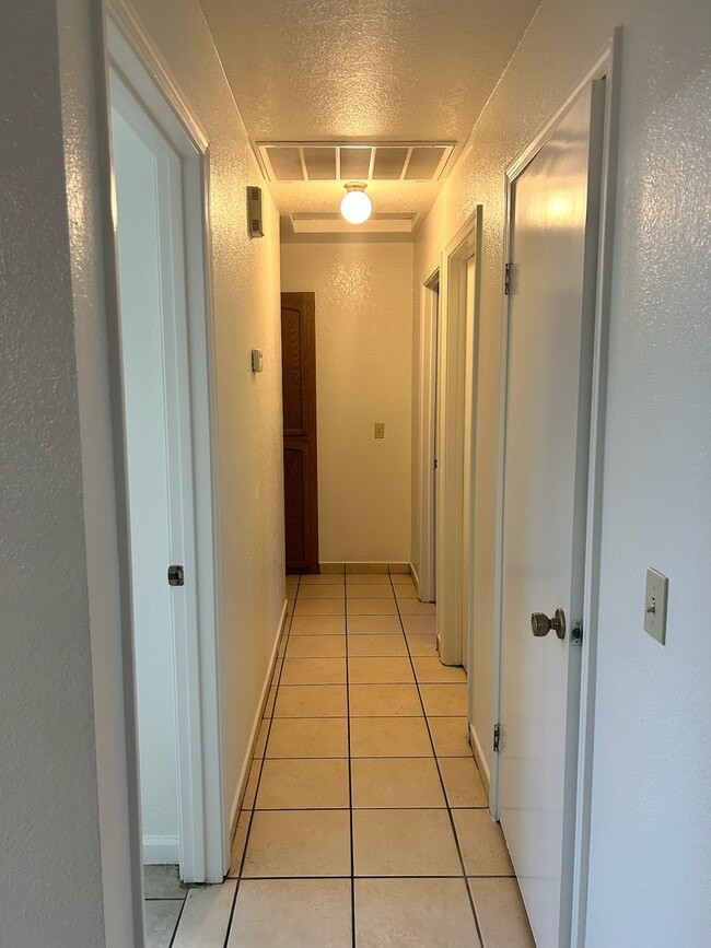 Building Photo - 1008 Shadow Ridge Dr