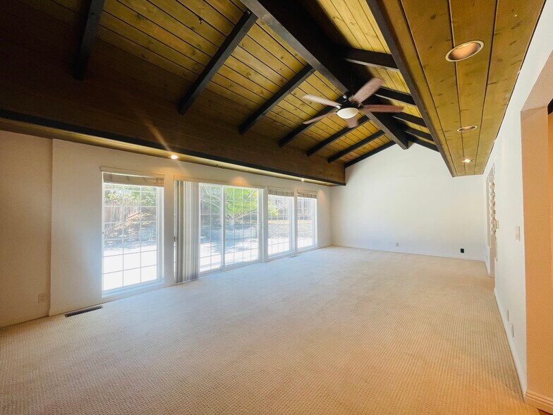 Building Photo - 1150 Stafford Dr