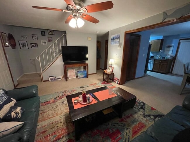 Building Photo - Woburn Townhouse| 2 Bed 1.5 Bath| Availabl...