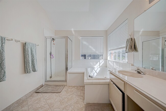 Building Photo - 7030 River Garden Dr