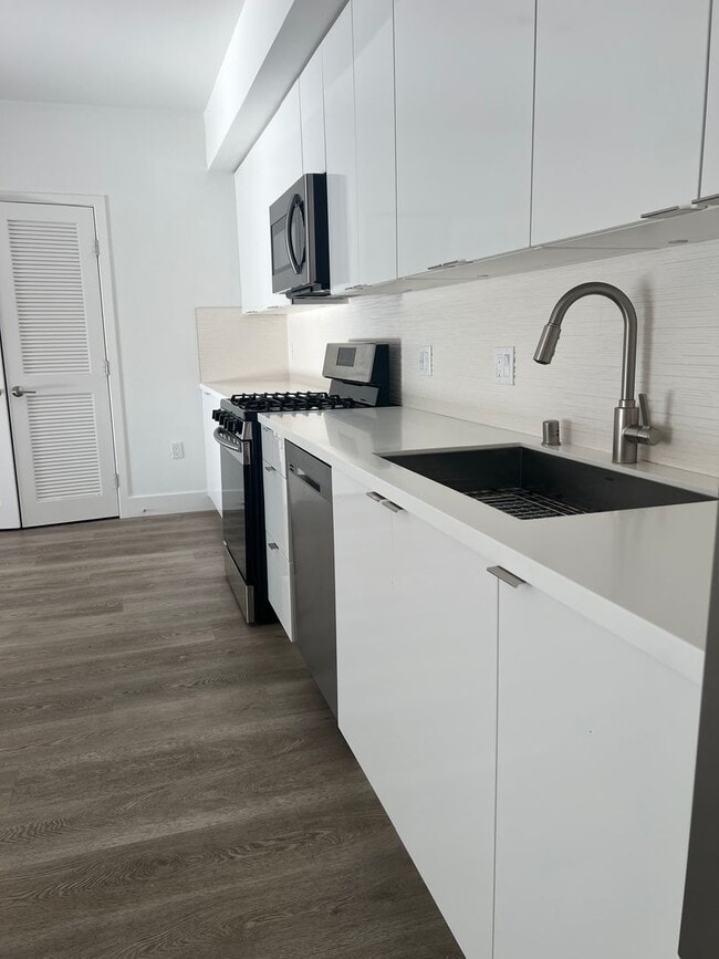 Building Photo - Modern Studio - Available NOW