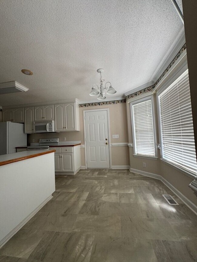 Building Photo - 135 Adler Ln