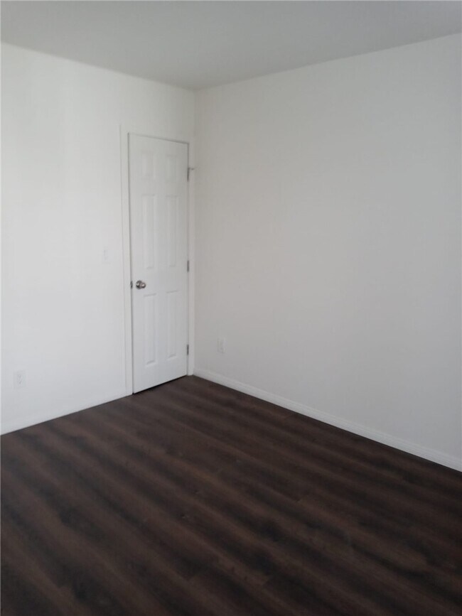 Building Photo - 716 W 75th St