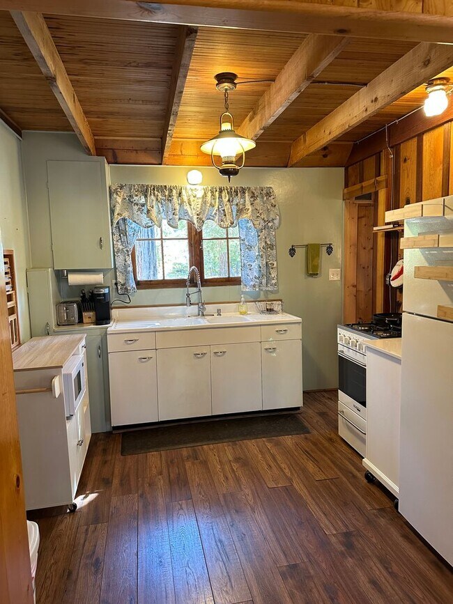 Building Photo - 3 Bedroom 1 Bath