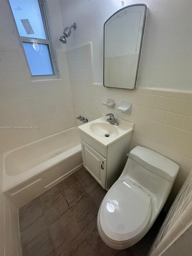 Building Photo - 315 W 28th St