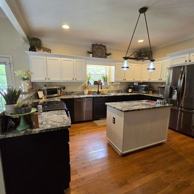 Building Photo - Spacious Buckhead home