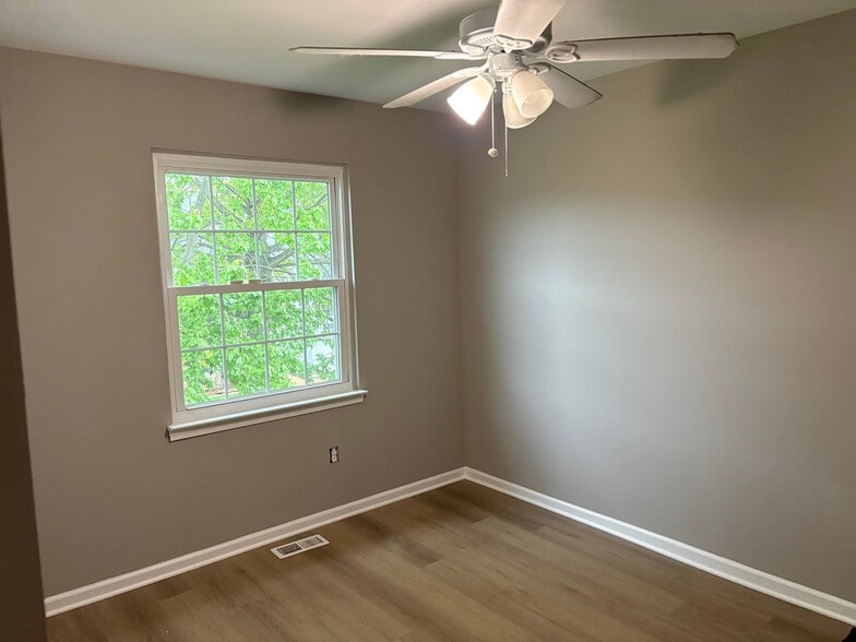 Building Photo - 2403 Doral Dr