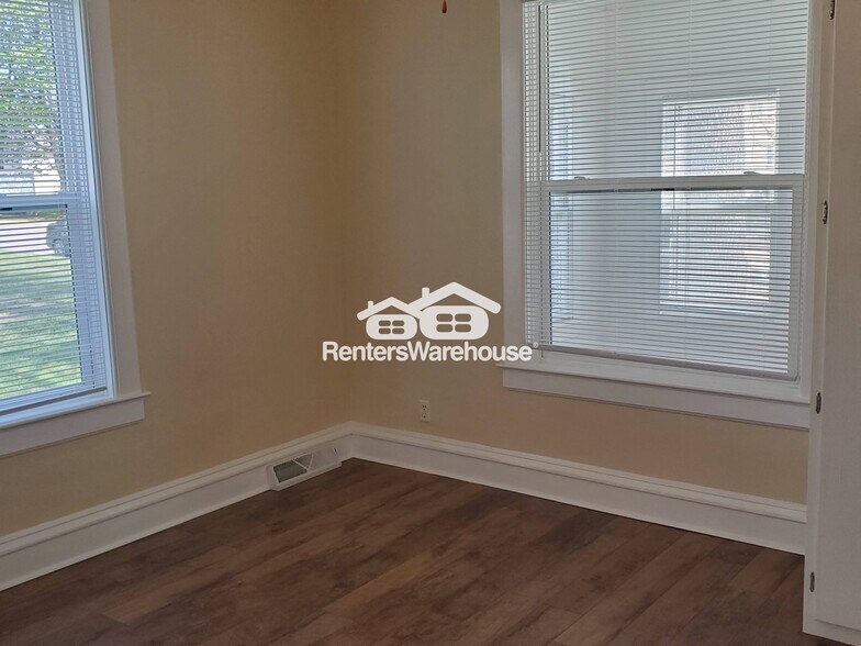 Building Photo - 108 3rd St W