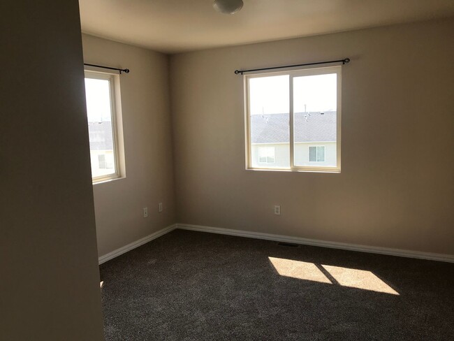 Building Photo - Available now! View Today by calling Rentl...