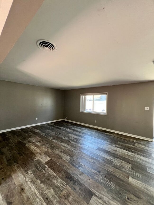 Building Photo - 1552 Elm Ave