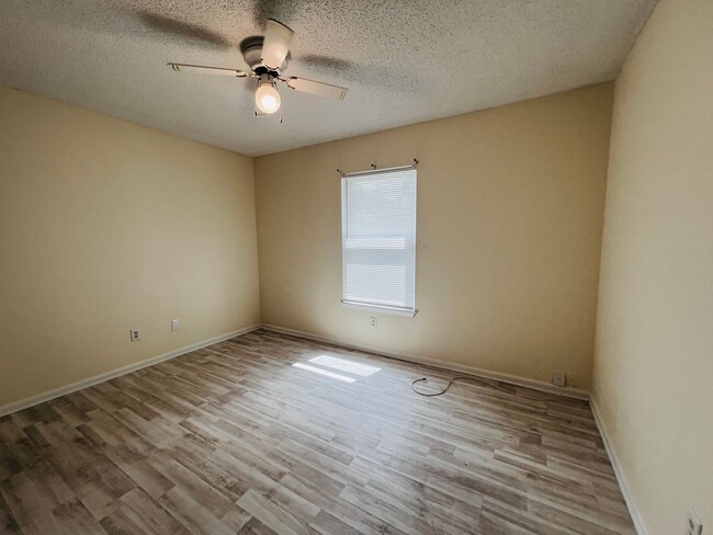 Building Photo - Spacious dog friendly home- Jacksonville