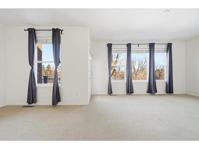 Building Photo - 325 W River Pkwy