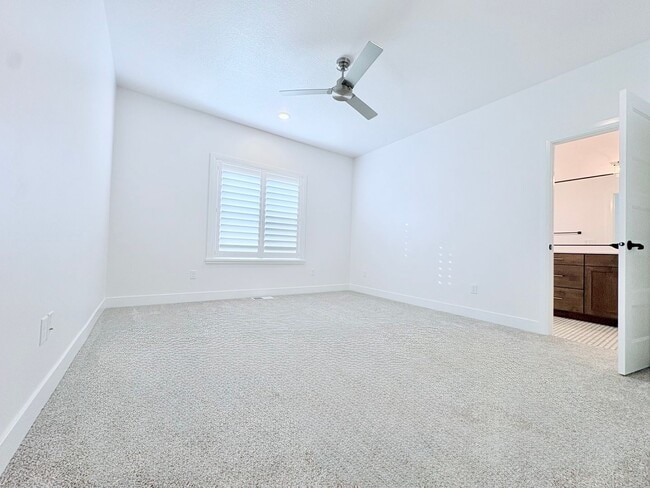 Building Photo - Six Bedroom House!! FREE: WiFi, Lawn care and Water softener!!