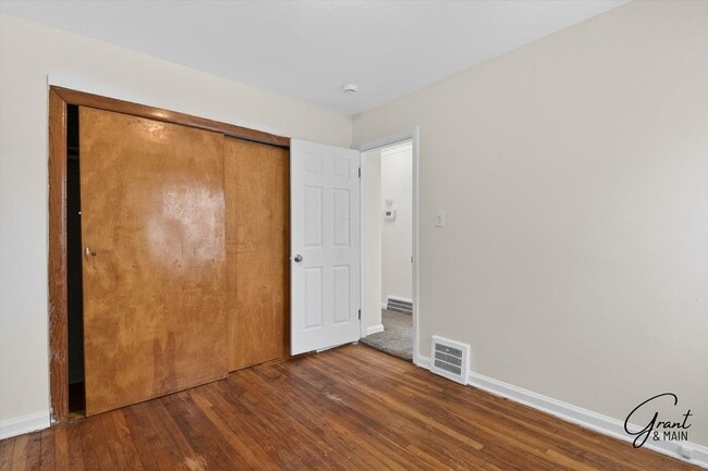 Building Photo - $1400 3 bedrooms