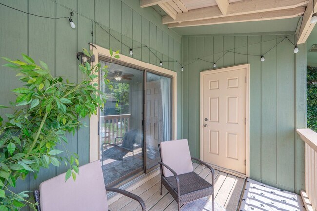 Building Photo - Stunning 2 Bedroom Townhouse in Fort Walto...