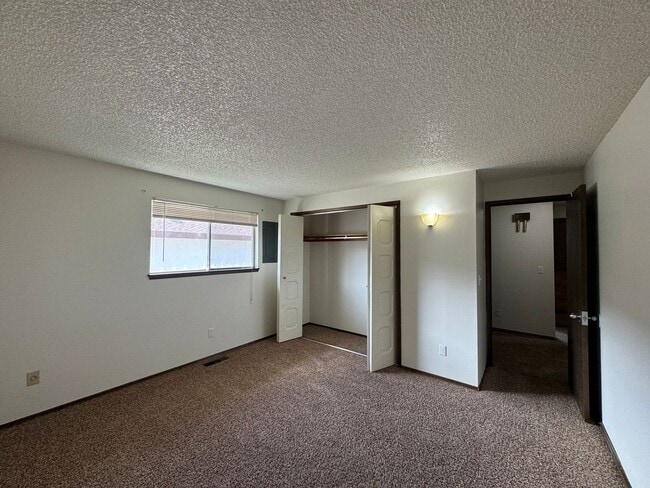 Building Photo - 612 S 44th Ave