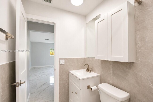 Building Photo - 2611 SW 13th Ave