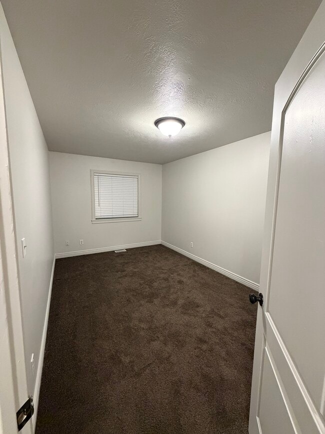 Building Photo - 565 Pioneer Rd