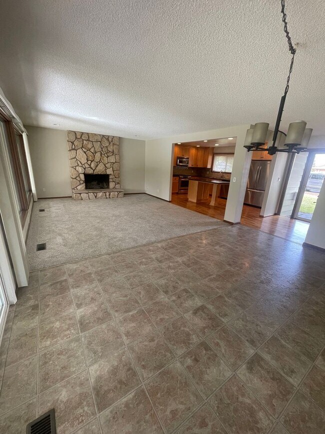 Building Photo - Amazing Freshly Updated Four Bedroom Two Bath Home In Amazing Lebanon Location!