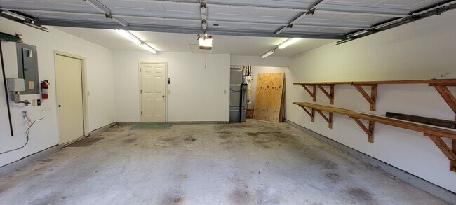 Building Photo - 3/2: Enjoy this nice spacious home in Sunrise.