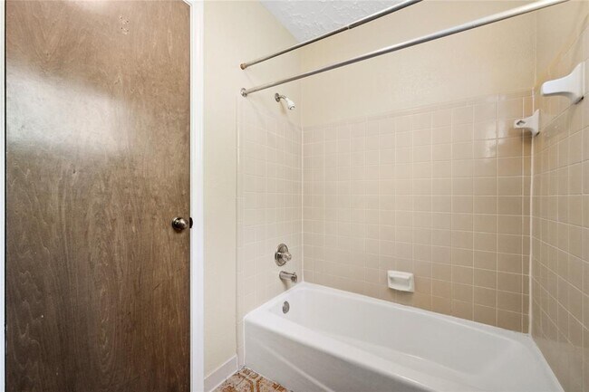 Building Photo - 1834 Clover Spring Dr