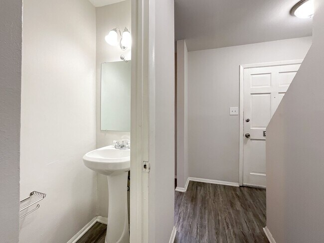 Building Photo - COMING SOON! Charming 2-Bed, 1.5-Bath Retr...