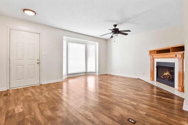 Building Photo - Three Bedroom in Sango!