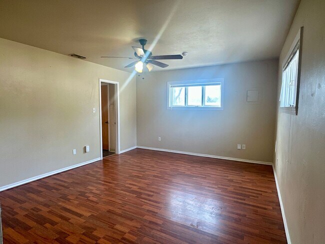 Building Photo - Spacious 3/2 on a Corner Lot!