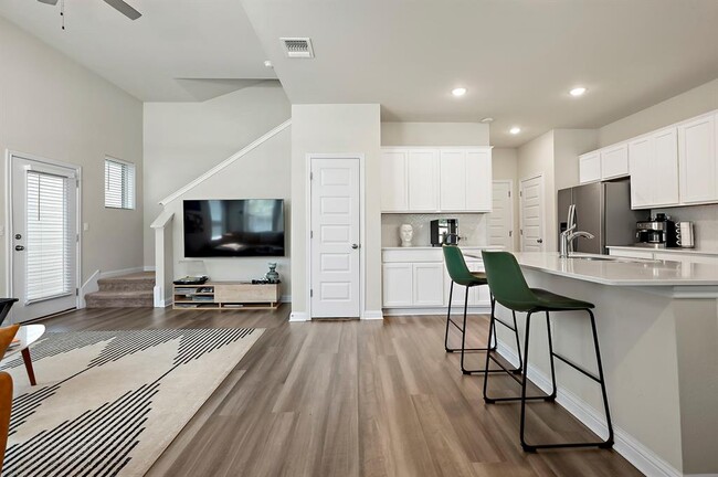 Building Photo - 8013 Lennon Dr