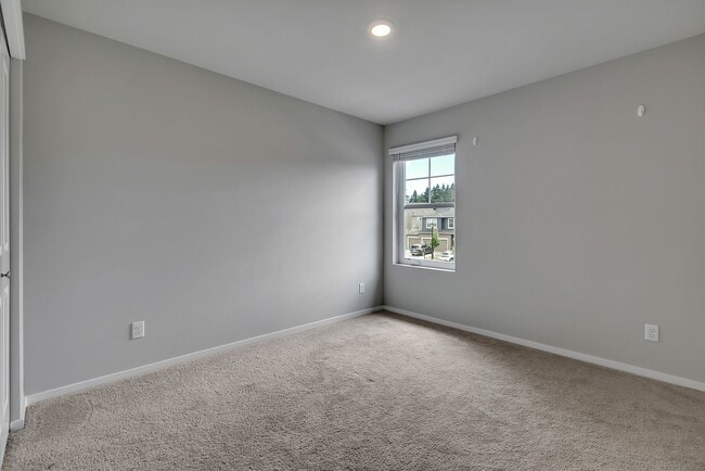 Building Photo - Spacious Puyallup Home with Room for the E...