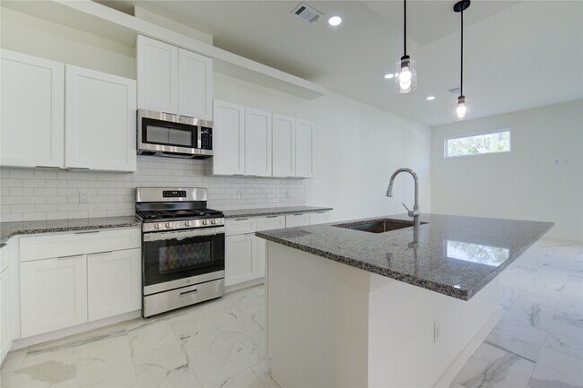 Building Photo - 2915 El Fenice Ln