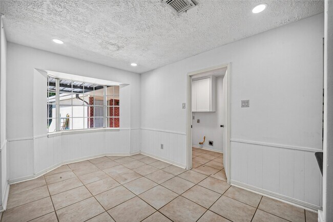 Building Photo - 3910 Chile Dr