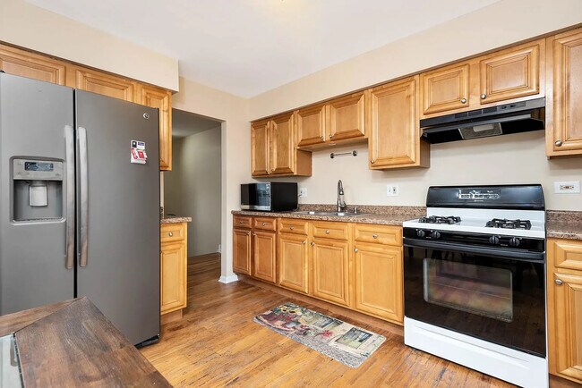 Building Photo - 572 Oswego Dr