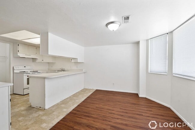 Building Photo - Stunning Row-End Townhome In Great Location!