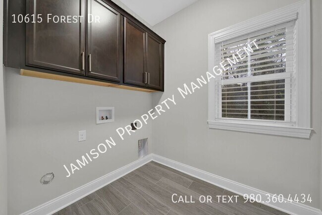 Building Photo - 10615 Forest Dr