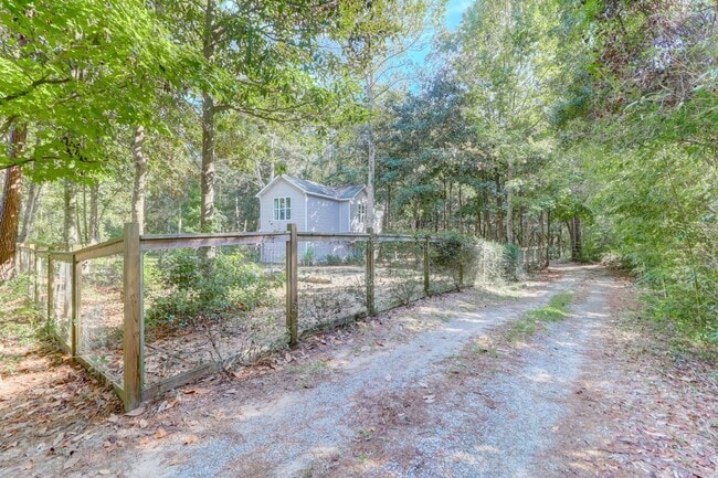 Building Photo - Quiet and Serene Johns Island Living