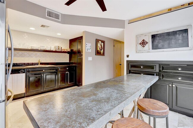 Building Photo - 322 Hendricks Isle