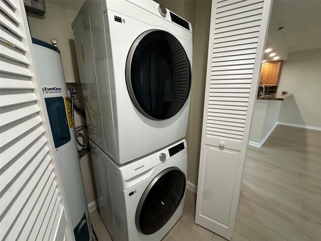 Building Photo - 3510 Oaks Way