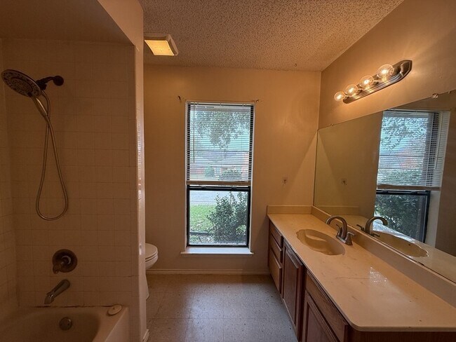 Building Photo - 816 Summit Dr