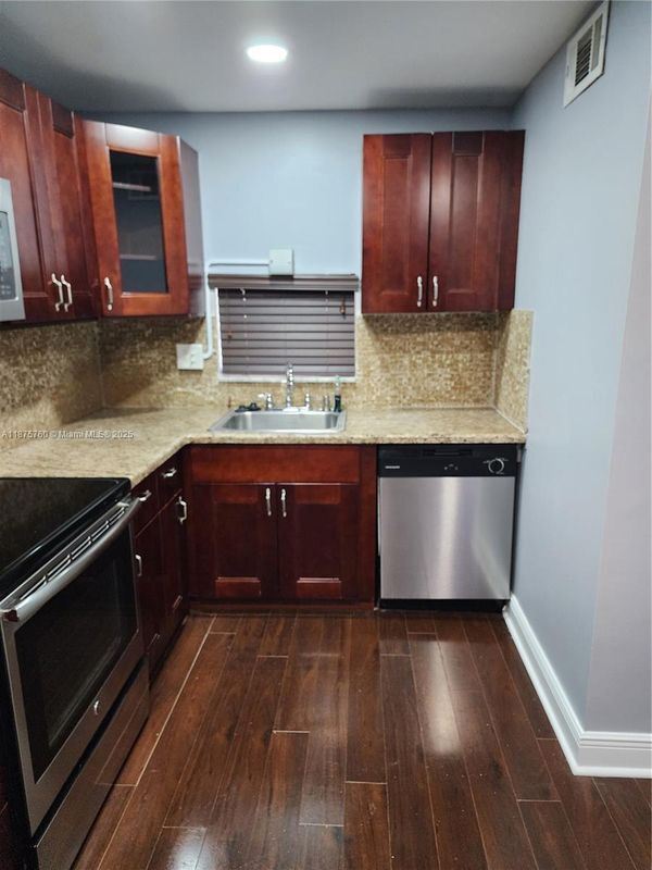 Building Photo - 681 S Hollybrook Dr