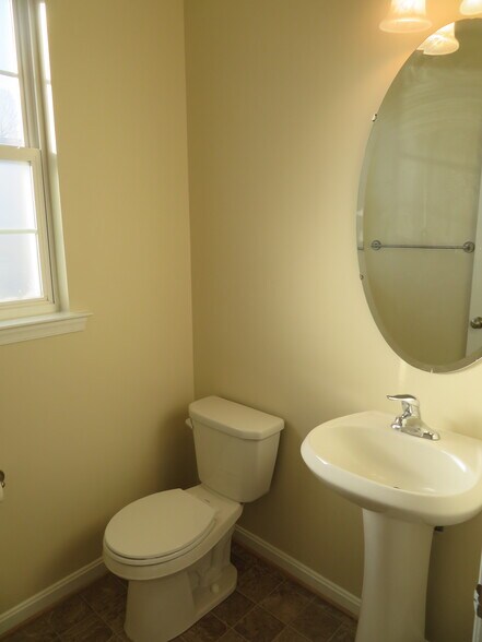 Building Photo - 3700 Bedford Dr