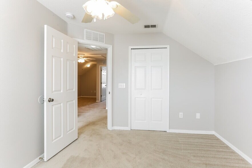 Building Photo - 24922 Oakhaven Ct