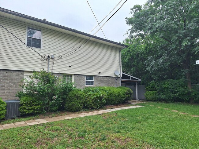 Building Photo - Large Awesome Home with Shop