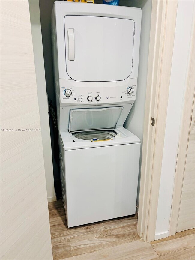 Building Photo - 801 S Miami Ave