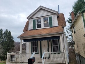 Building Photo - 2 Bedroom House - Available Now!